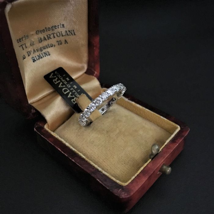 Полное кольцо с бриллиантами за 1,5 карата.
    